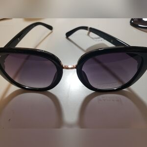 Chic Tahari Black Square Sunglasses